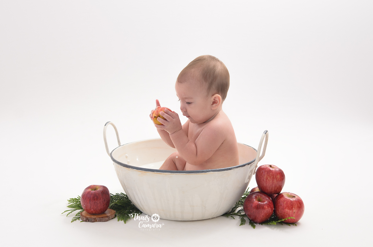 ensaio menino, banho de leite, acompanhamento trimestral, acompanhamento mensal, foto mensal, book mensal, book infantil, ensaio frutinhas menino, ensaio frutinhas, book frutinhas, baby milkbath, banho de leite infantil, estúdio em campo grande rj