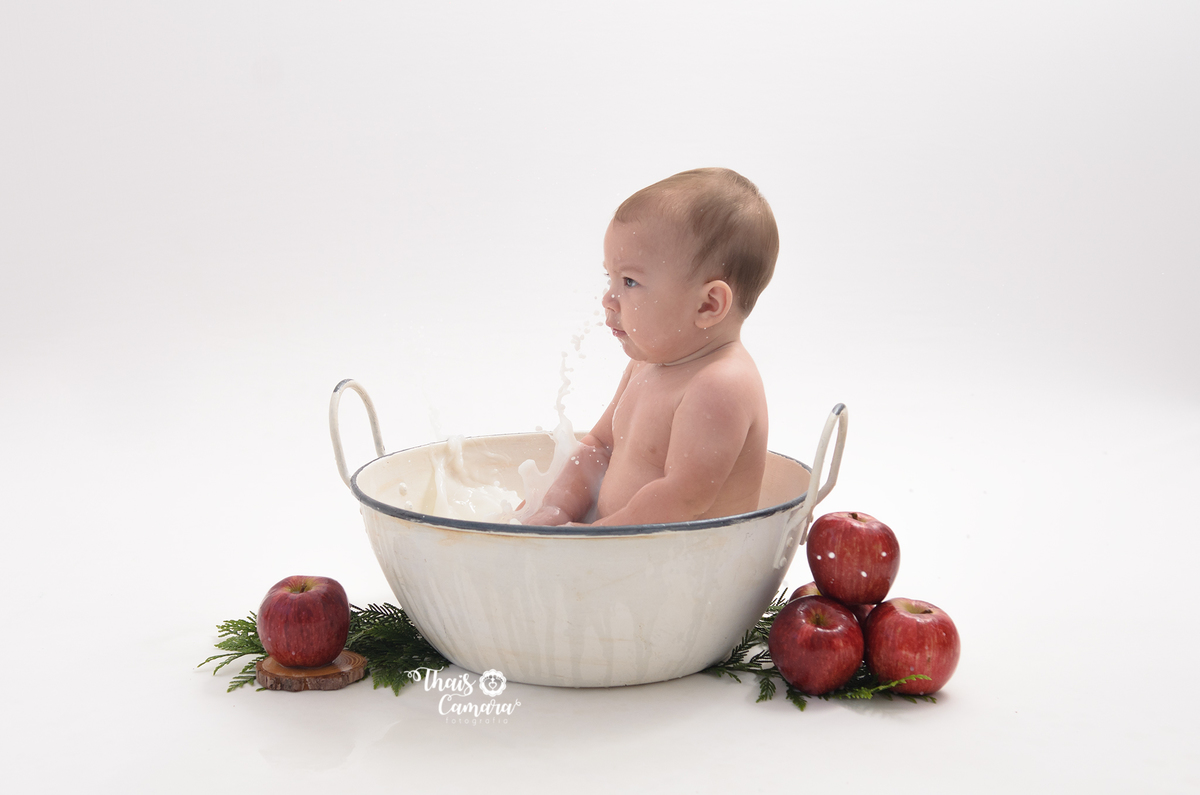 ensaio menino, banho de leite, acompanhamento trimestral, acompanhamento mensal, foto mensal, book mensal, book infantil, ensaio frutinhas menino, ensaio frutinhas, book frutinhas, baby milkbath, banho de leite infantil, estúdio em campo grande rj
