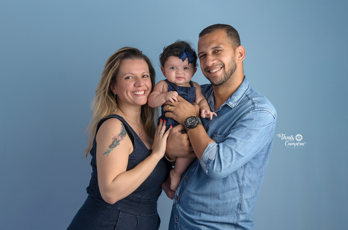 ensaio familia em estúdio, ensaio pais, sessão familia, fotos de família, pose ensaio familia, ensaio em estudio, studio campo grande rj, thais camara fotografia