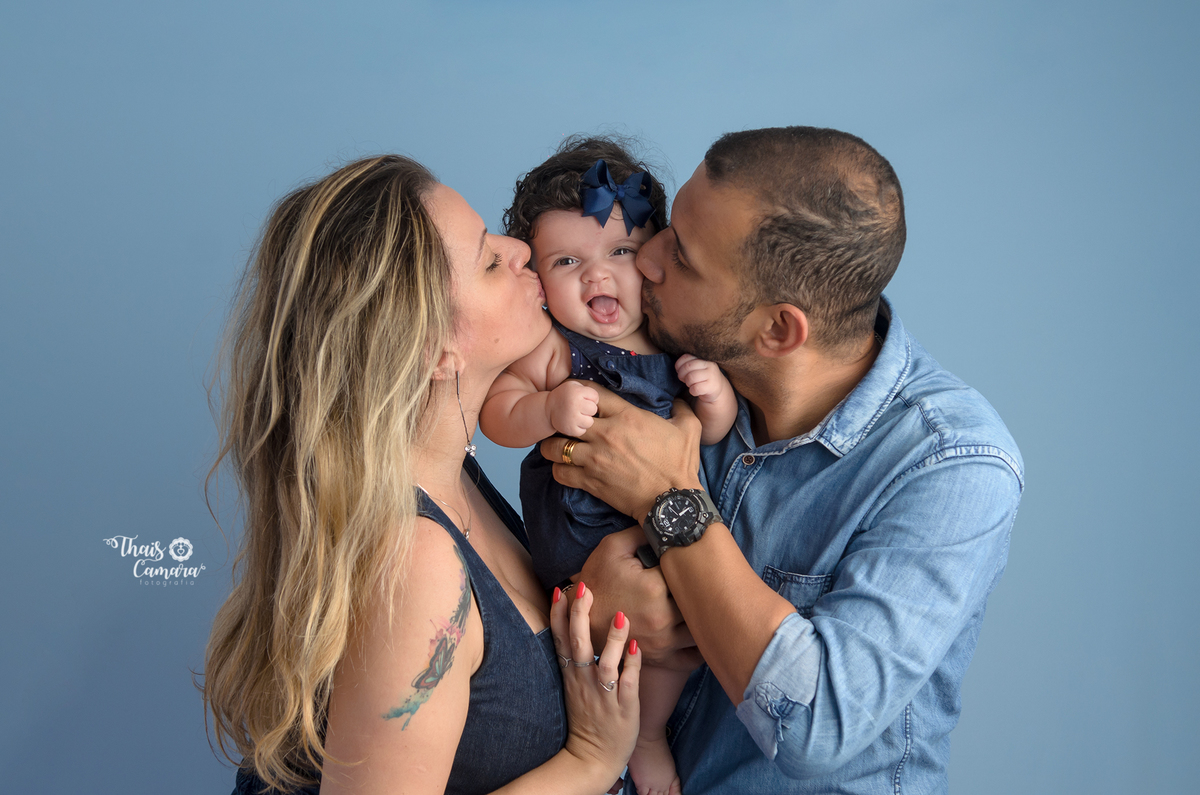 ensaio familia em estúdio, ensaio pais, sessão familia, fotos de família, pose ensaio familia, ensaio em estudio, studio campo grande rj, thais camara fotografia