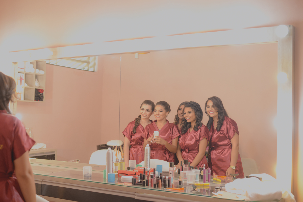 madrinhas tirando foto no espelho