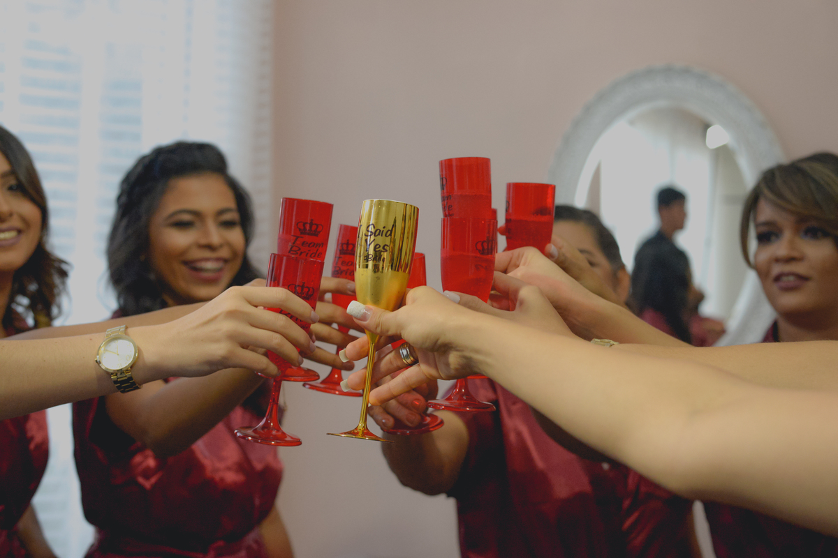 madrinhas brindando o casamento durannte o makingof