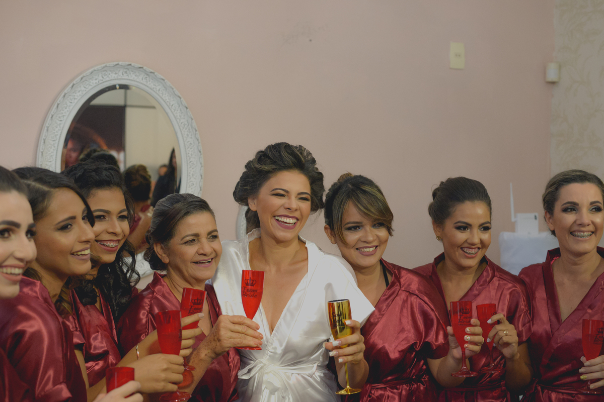 noiva interagindo com madrinhas durante seu makingof e celebrando o casamento