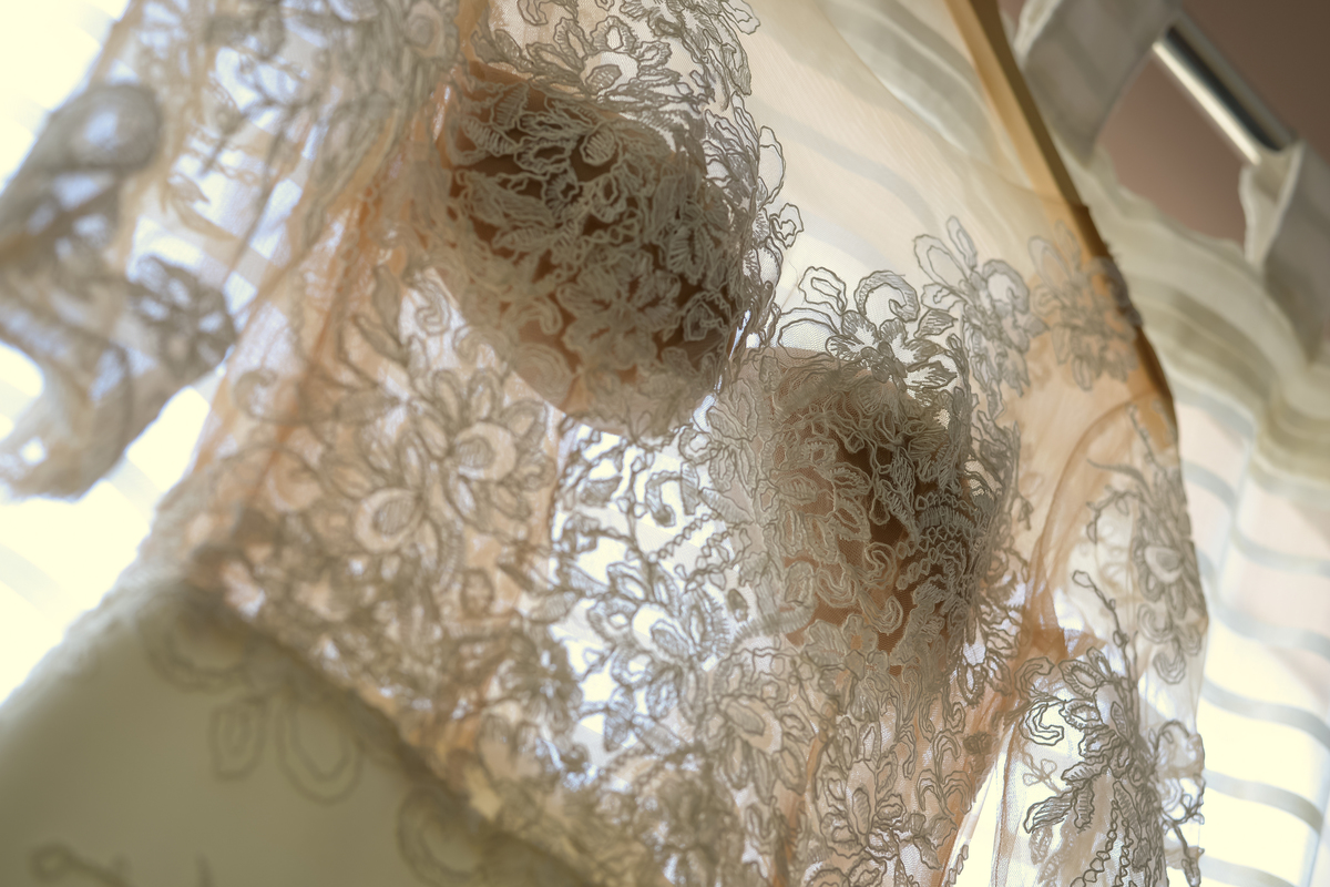 detalhes do bordado e transparencias do vestido da noiva