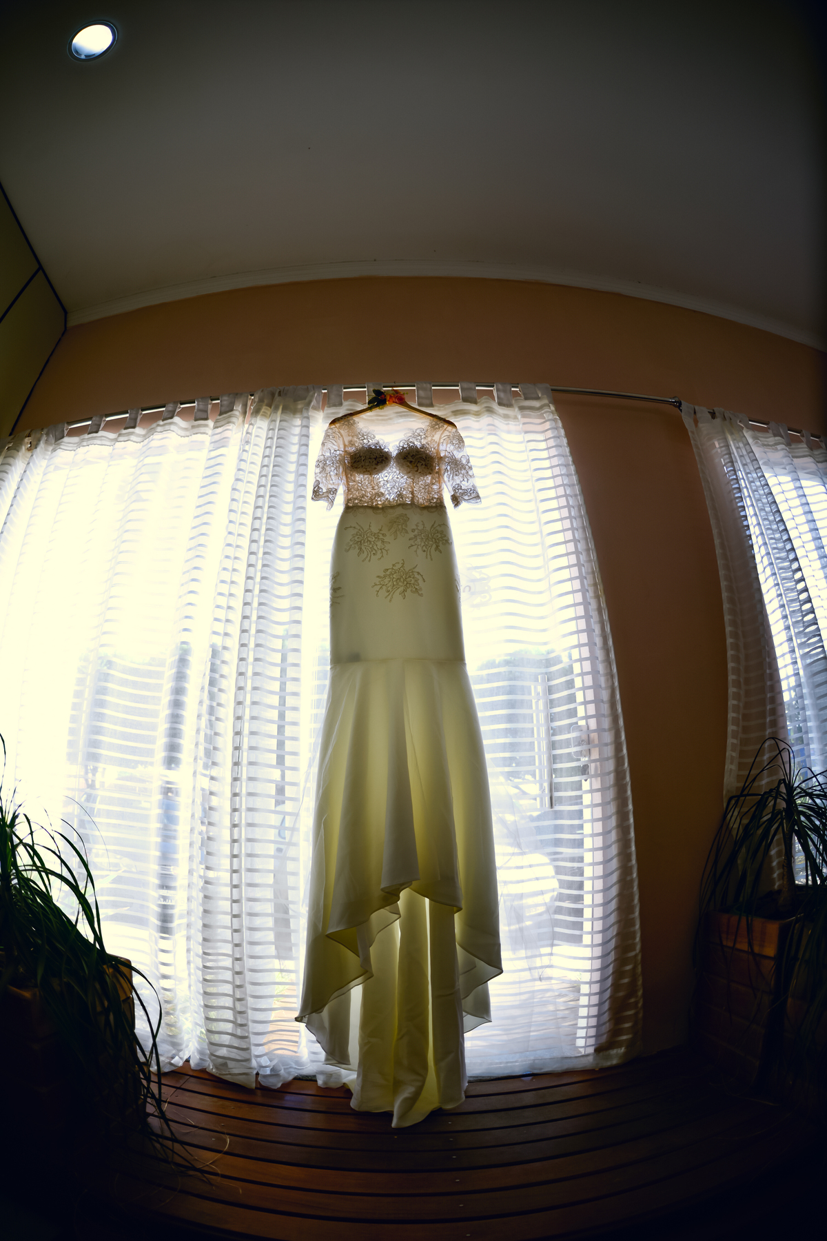 foto do vestido de noiva pendurado 