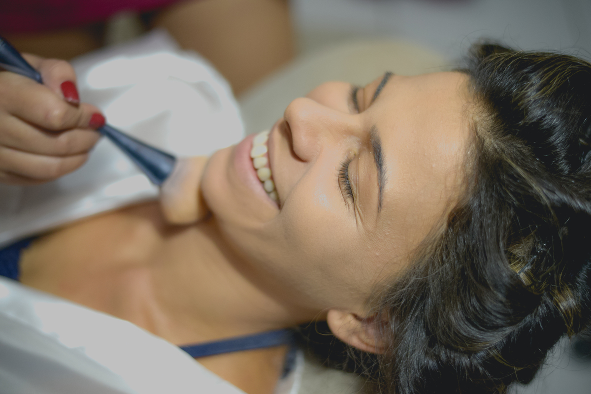 noiva sorrindo feliz durante o processo de make up do seu dia de noiva