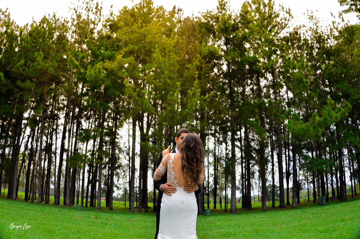 casal abraçado arvores ao fundo sessao externa em porto velho rondonia