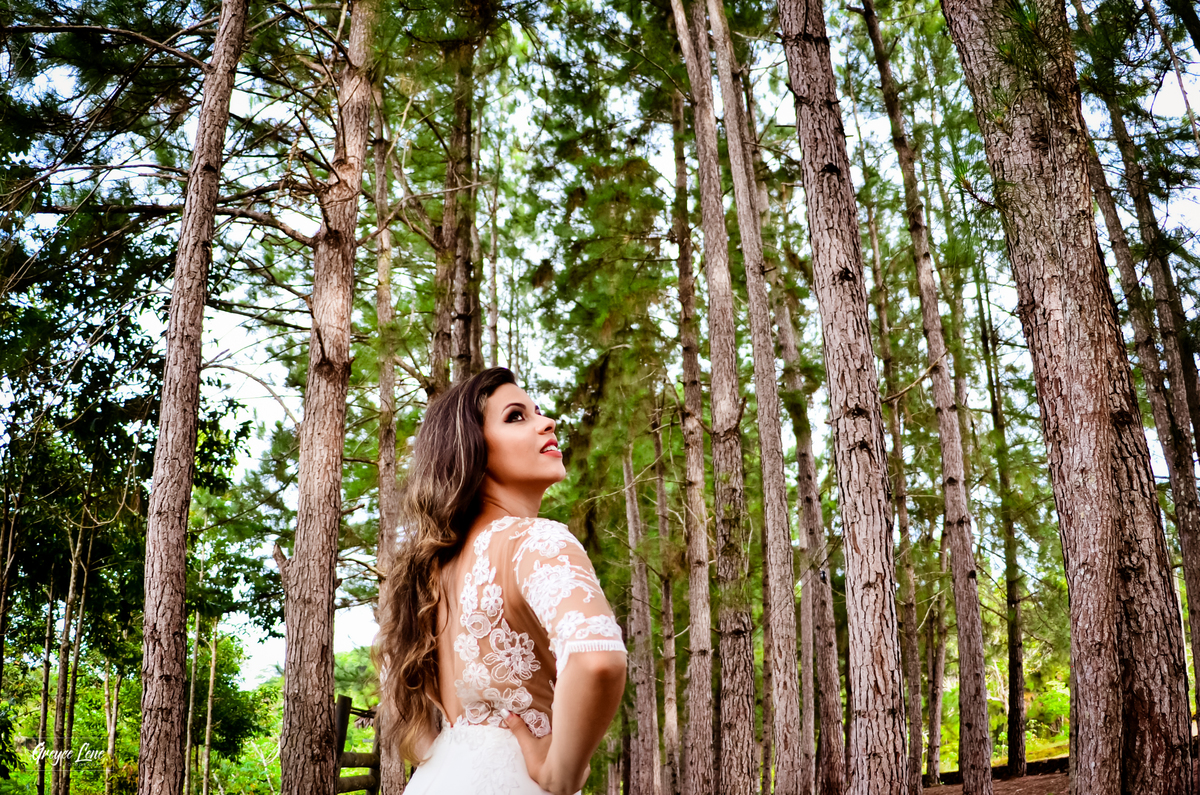 noiva sozinha olhando a natureza sessao externa em porto velho rondonia