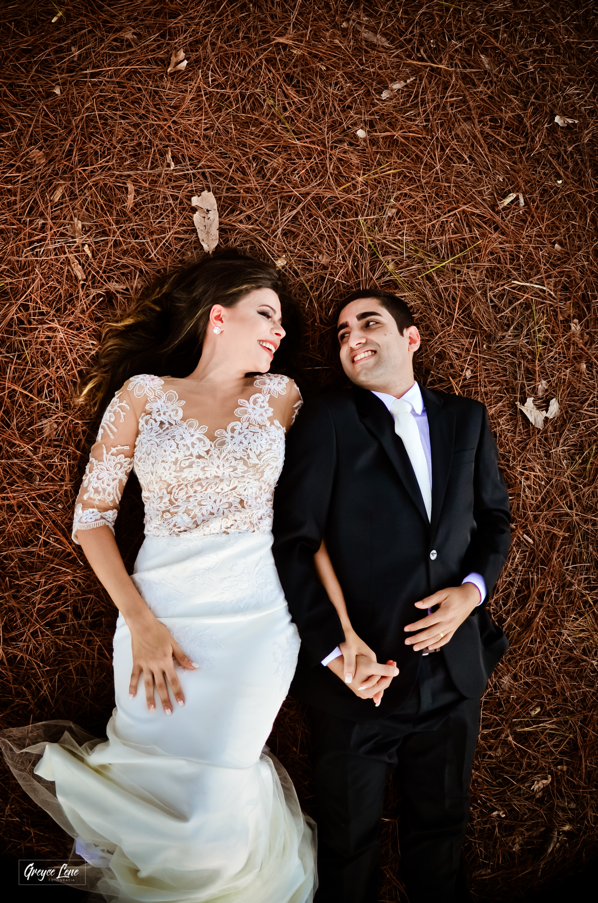 casal deitado no chão olhando um para o outro sessao externa em porto velho rondonia