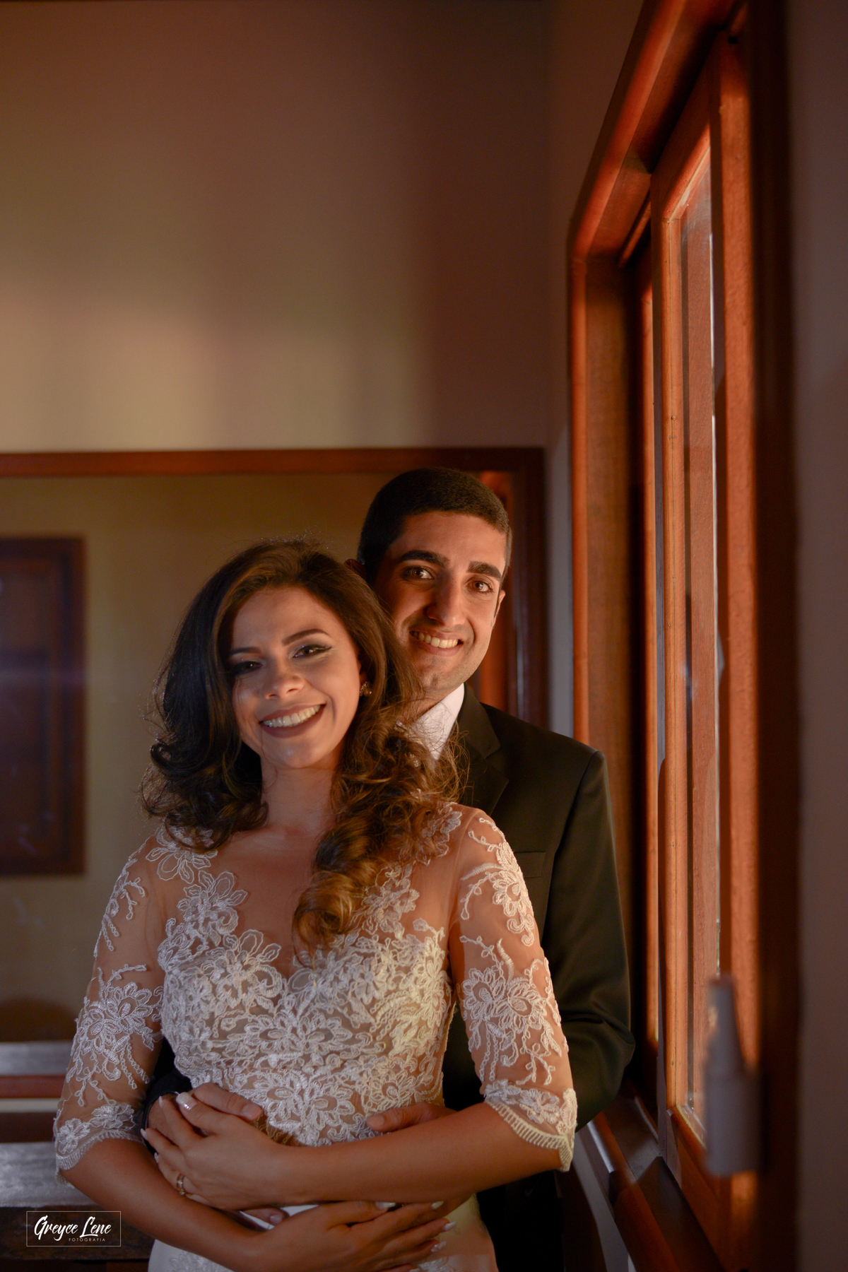 noivos sorrindo ao lado da janela sessao externa em porto velho rondonia