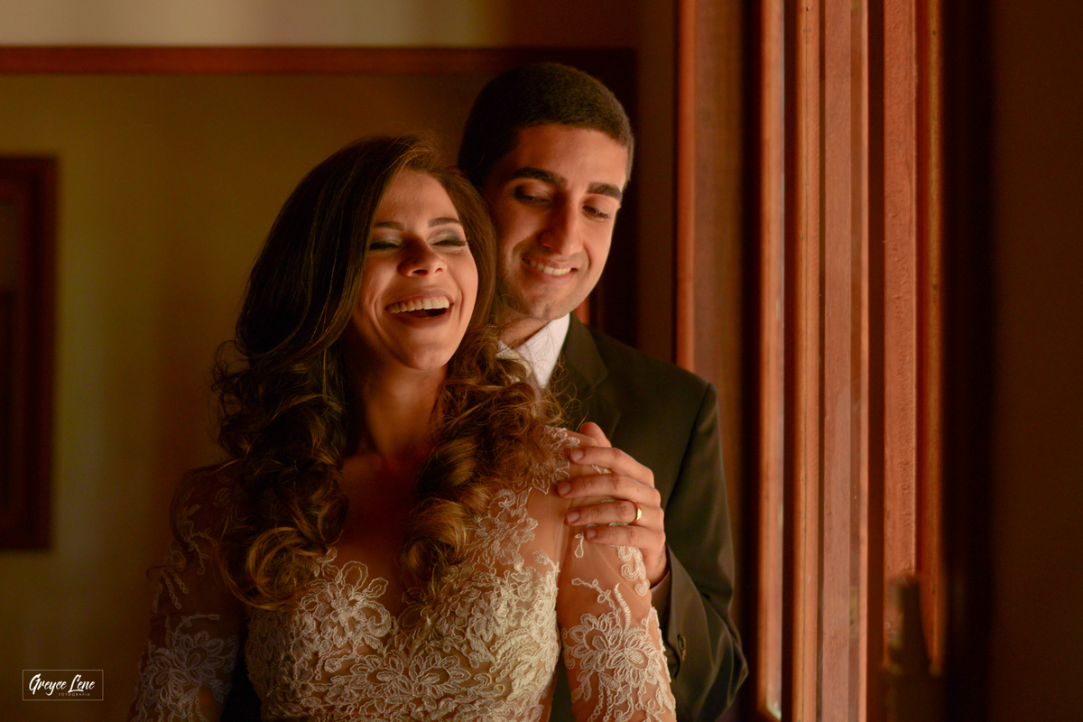 noiva rindo e noivo olhando para ela sessao externa em porto velho rondonia