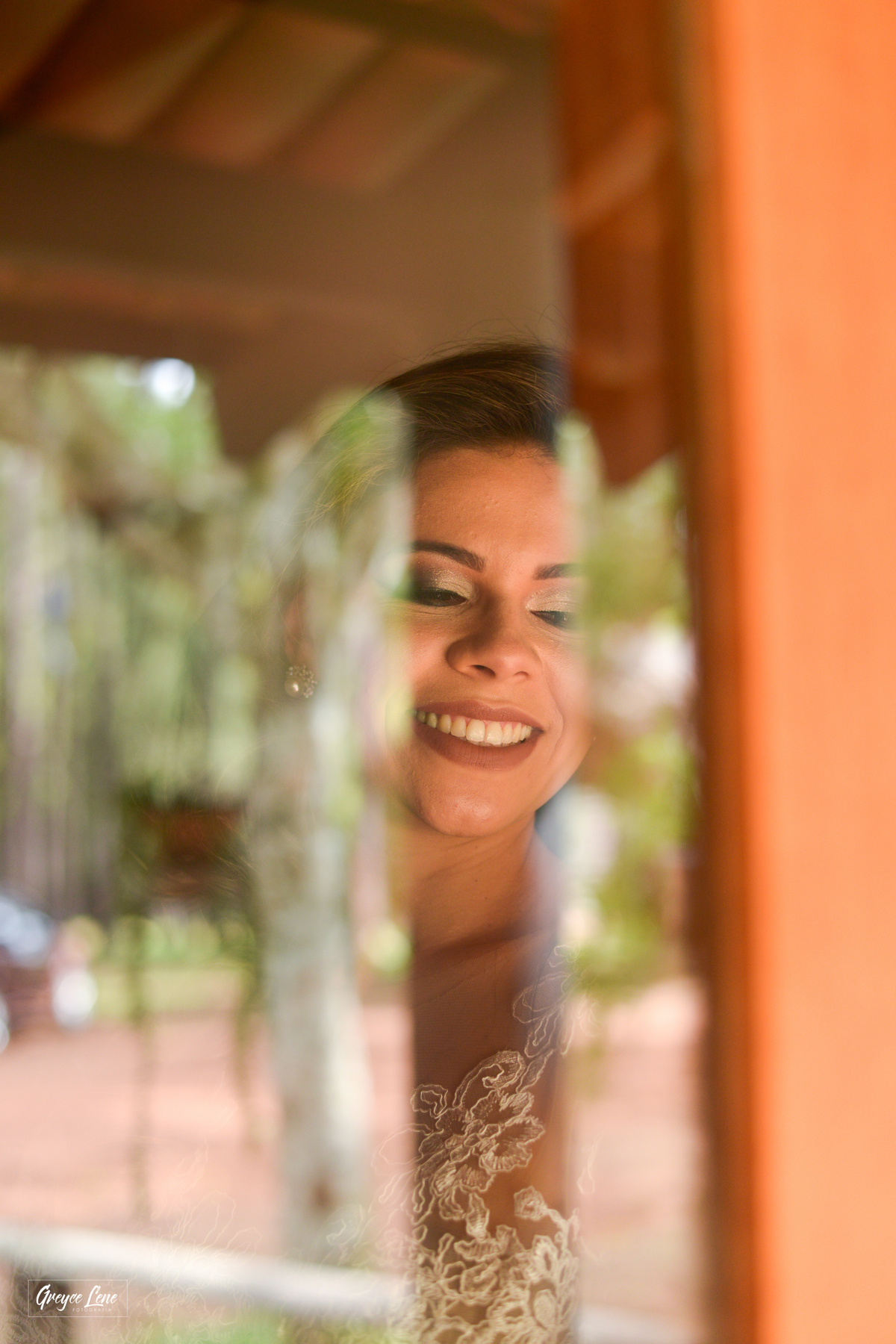 noiva sorrindo e reflexos na janela sessao externa em porto velho rondonia