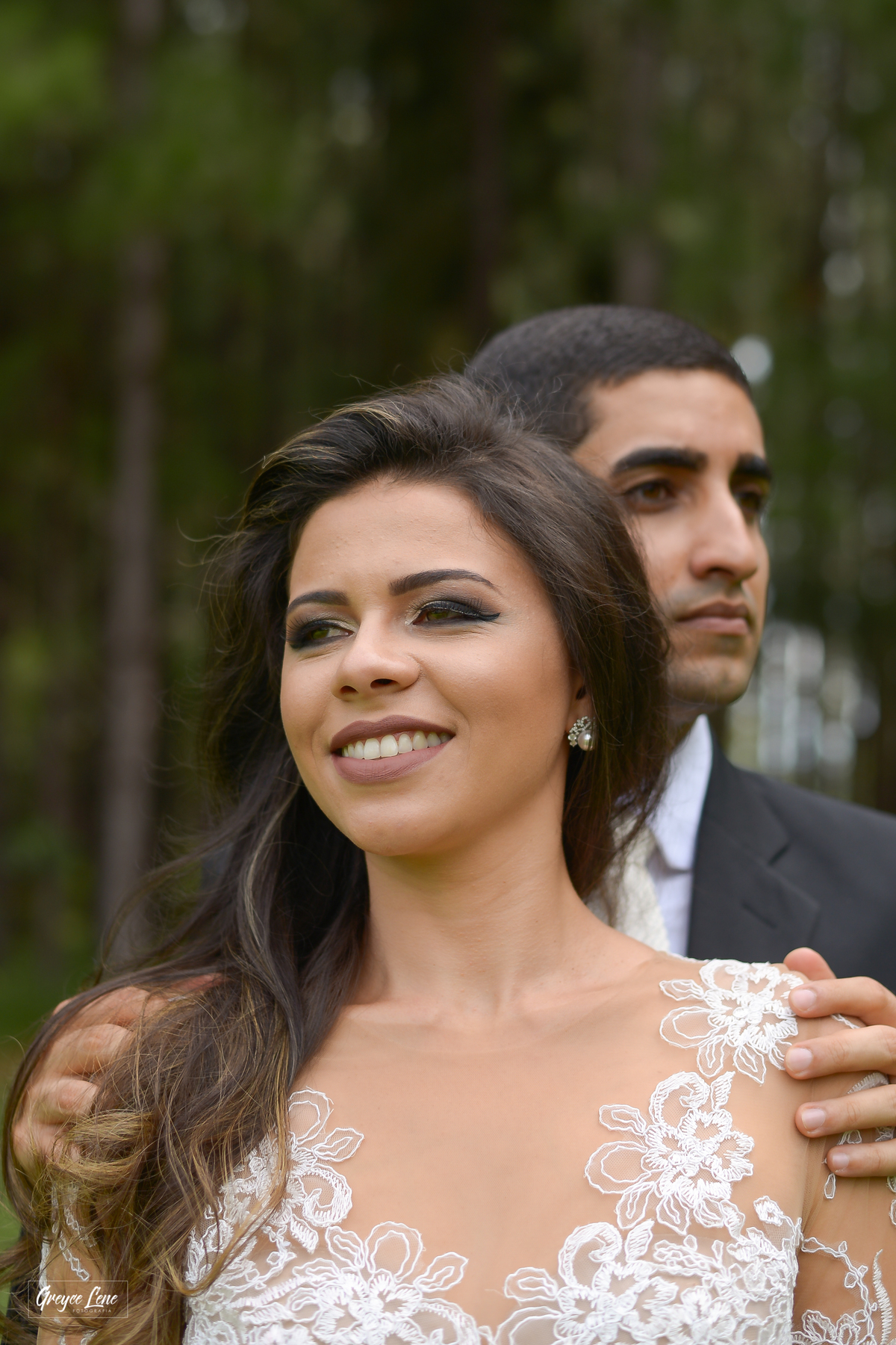 casal olhando lados opostos  noivo atras da noiva tocando seus ombros sessao externa em porto velho rondonia