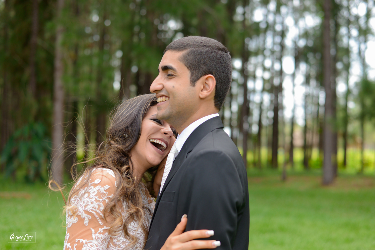 noiva gargalhando apoiada no ombro do noivo que sorri sessao externa em porto velho rondonia