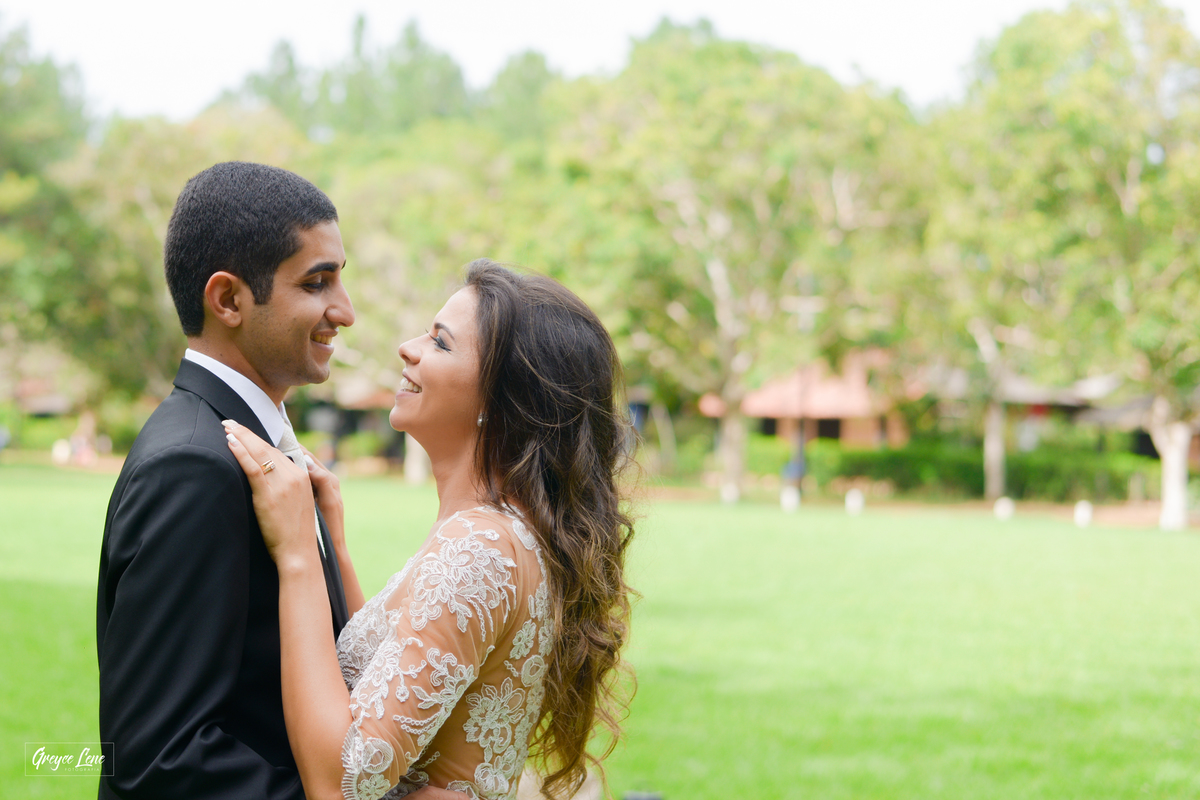 casal se olhando e sorrindo um para o outro com olhar terno sessao externa em porto velho rondonia