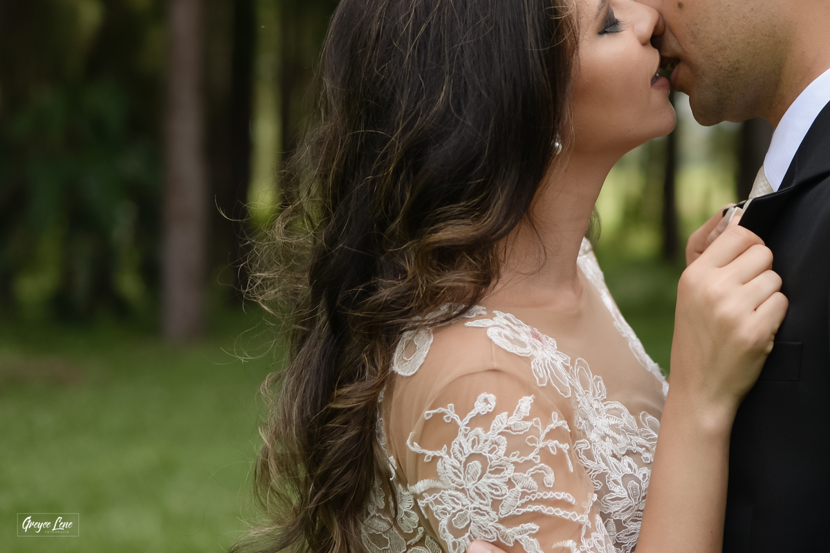 beijo delicado da noiva em seu noivo sessao externa em porto velho rondonia