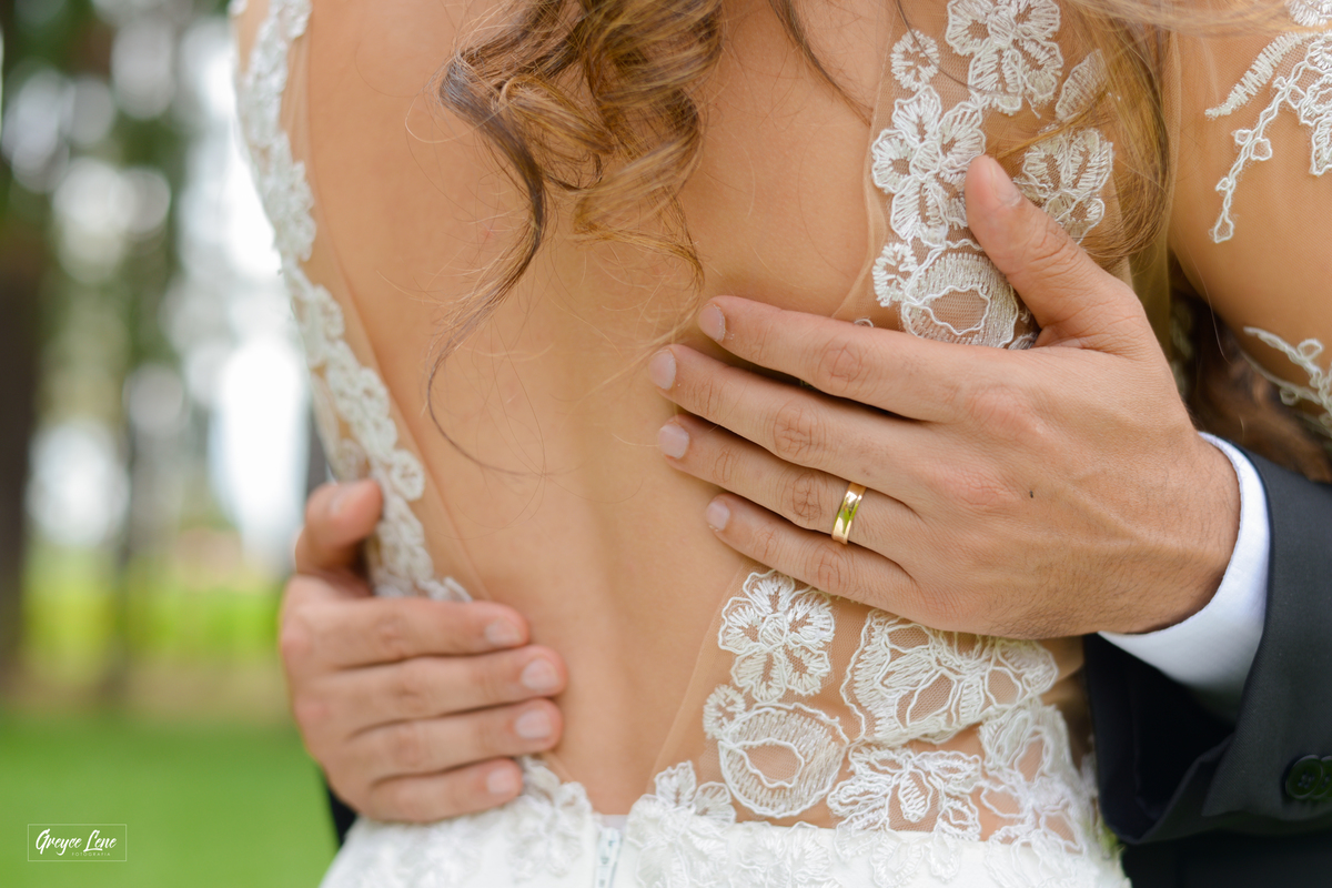 costas nuas da noiva e detalhes da mao e da aliança do noivo sessao externa em porto velho rondonia