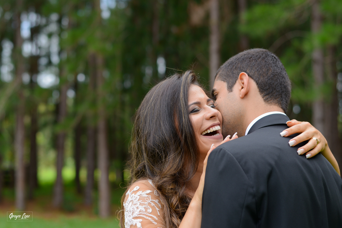 noivo conta algo no ouvido da noiva e ela sorri sessao externa em porto velho rondonia