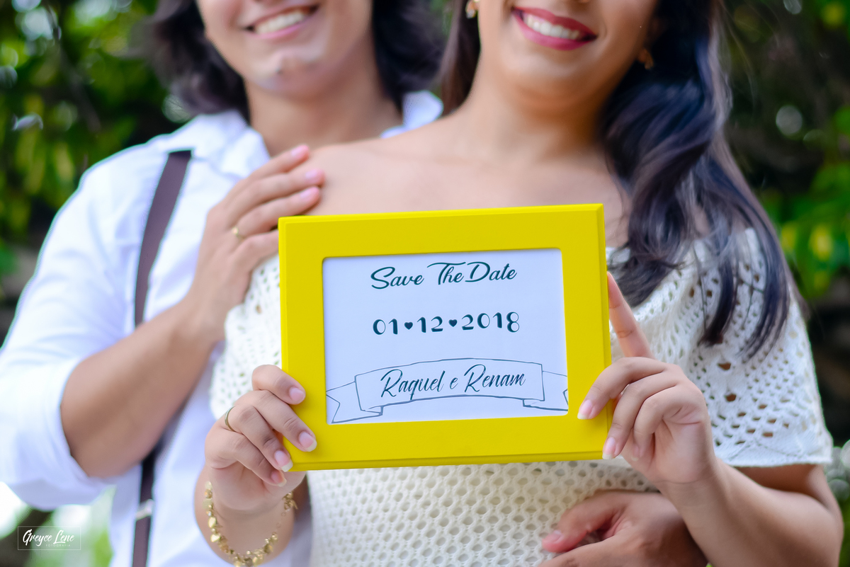 plaquinha de save the date com casal ao fundo ensaio casal pre casamento porto velho