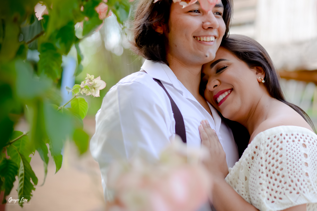 noiva deitada no peito do noivo ensaio casal pre casamento porto velho ro
