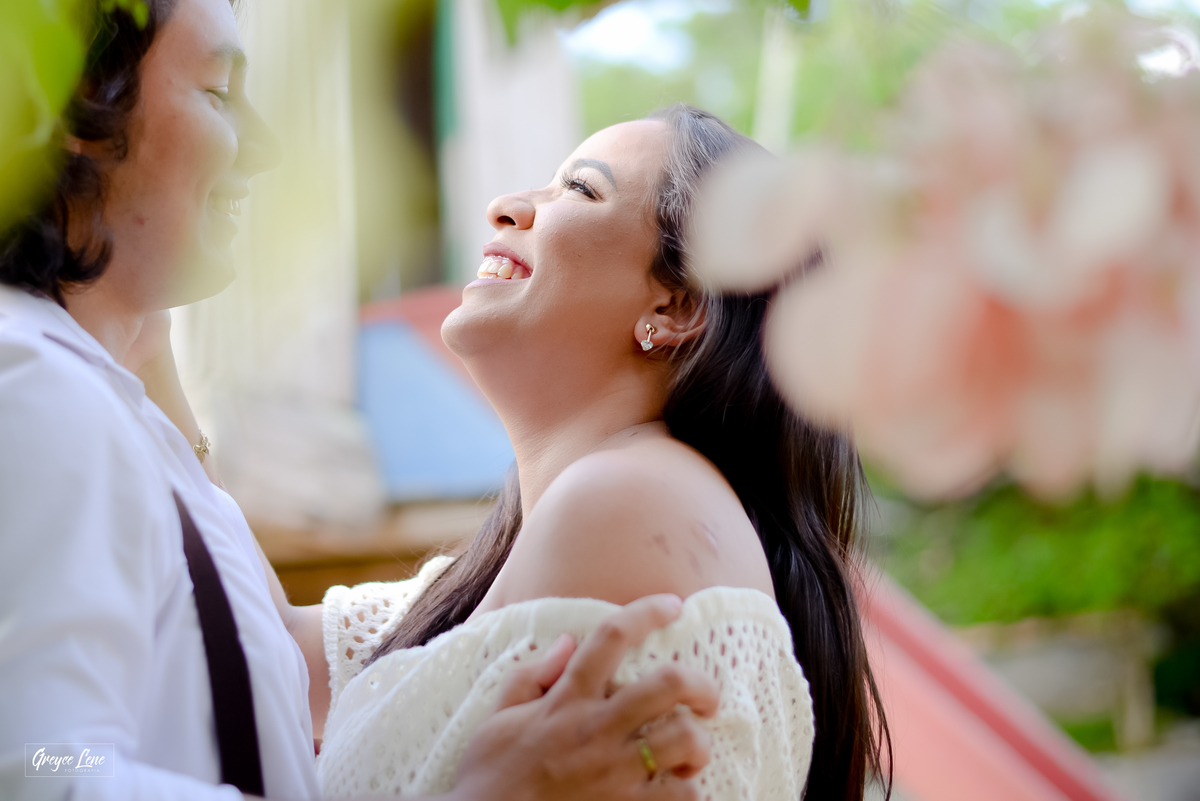 ensaio fotografico de casal pre casamento com noiva gargalhando e noivo sorrindo porto velho rondonia