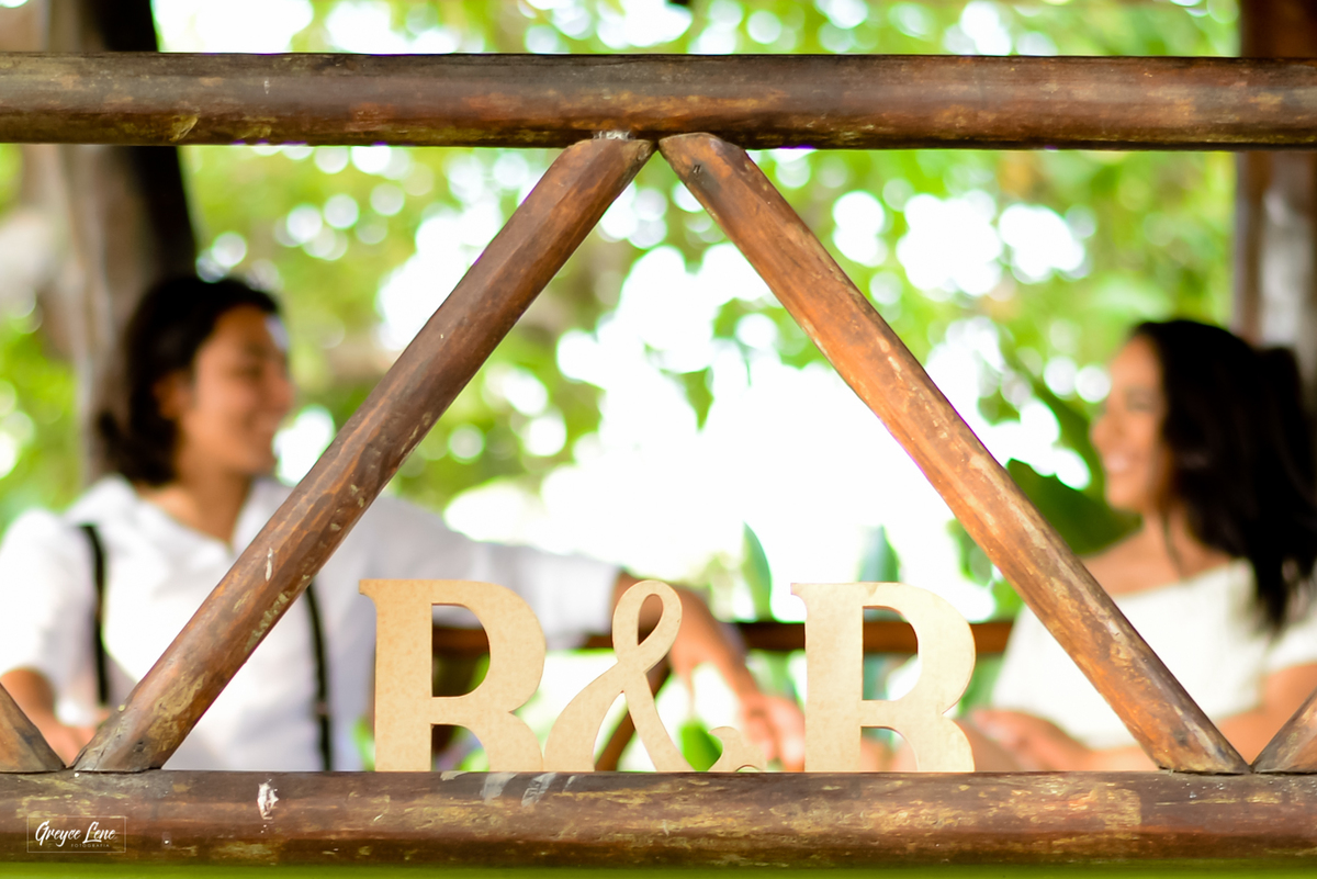 casal sentado sorrindo olhando um para o outro ensaio fotográfico foto criativa porto velho ro 