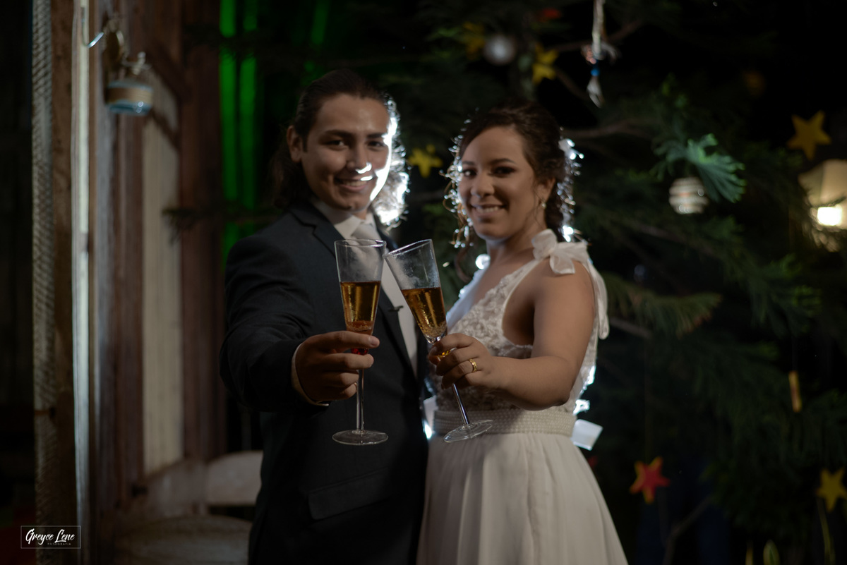 noivos casal brindando olhando para frente e sorrindo casamento em porto velho rondonia fotografo