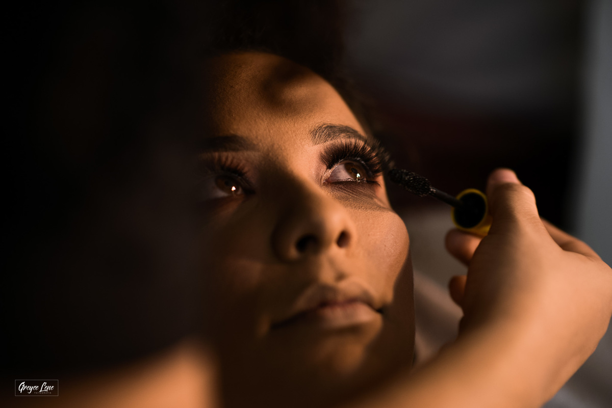 foto close noiva sendo maquiada para casamento passando rimel makingof porto velho rondonia