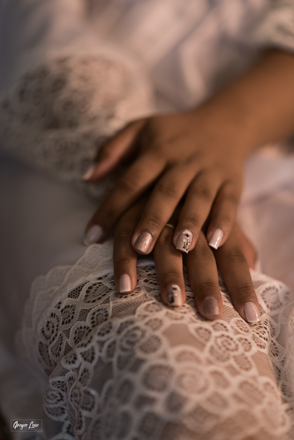 foto de detalhes das mãos e unhas de noiva durante makingof em porto velho ro fotografa