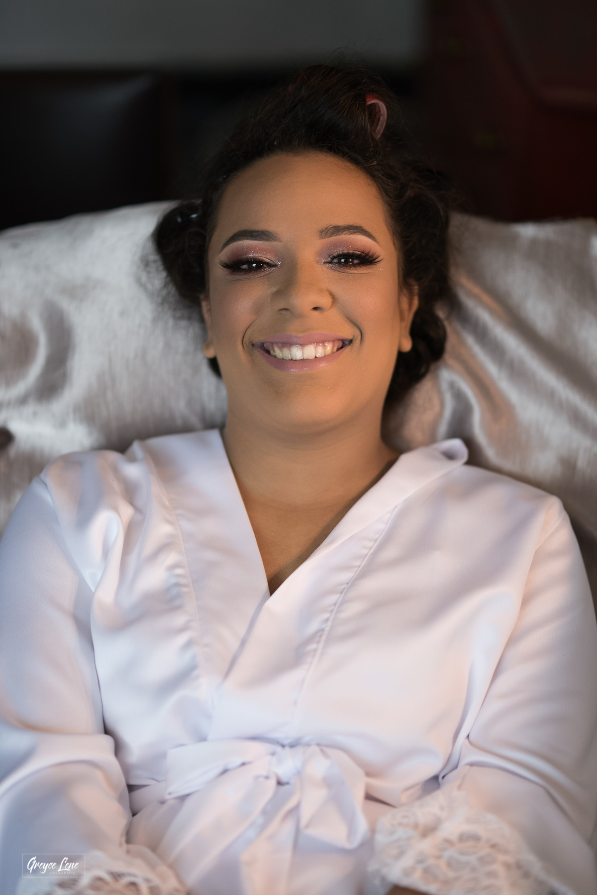 noiva durante makingof de casamento sendo preparada sorrindo porto velho rondonia