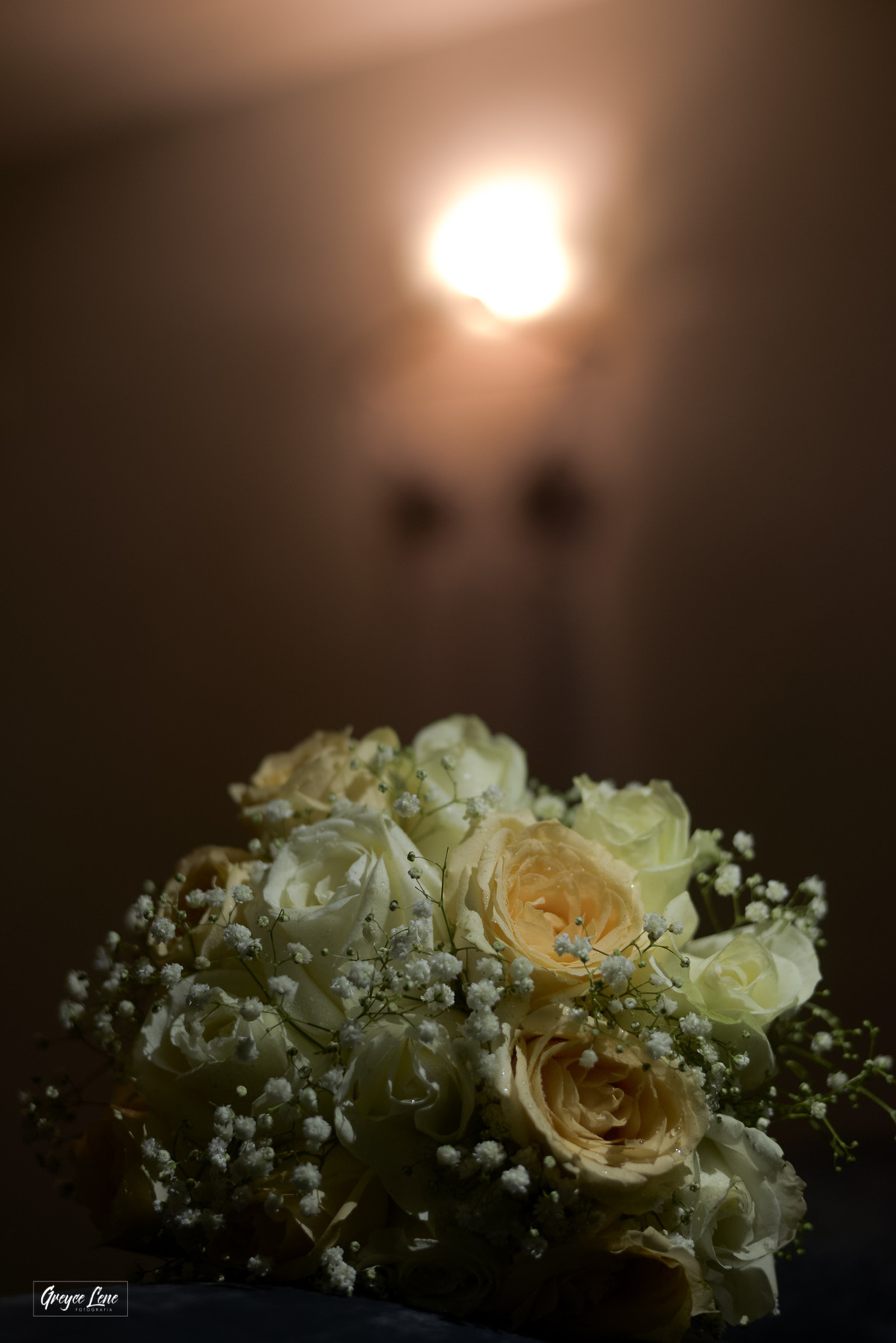 foto buque de noiva rosas brancas e champanhe com mosquitinho e vestido desfocado ao fundo makingof porto velho rondonia