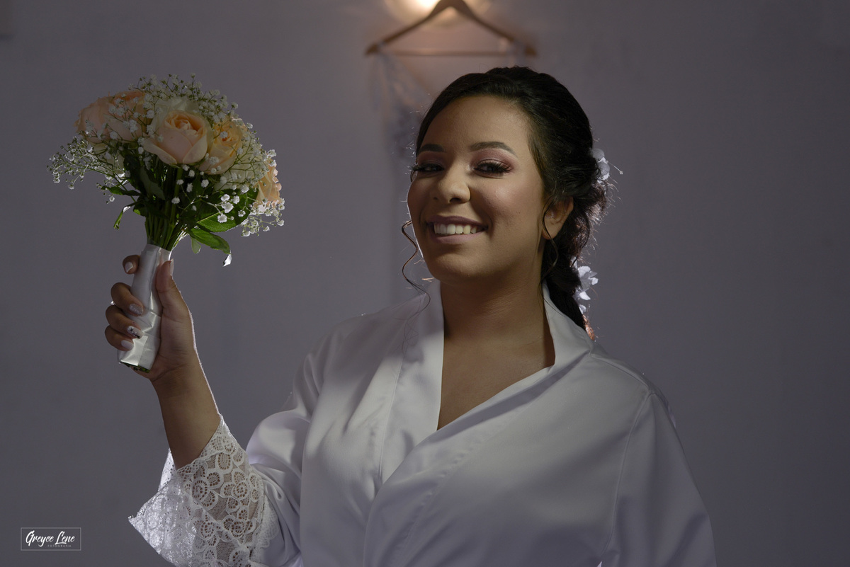 noiva com o buque e o vestido ao fundo makingof fotografo porto velho rondoniA