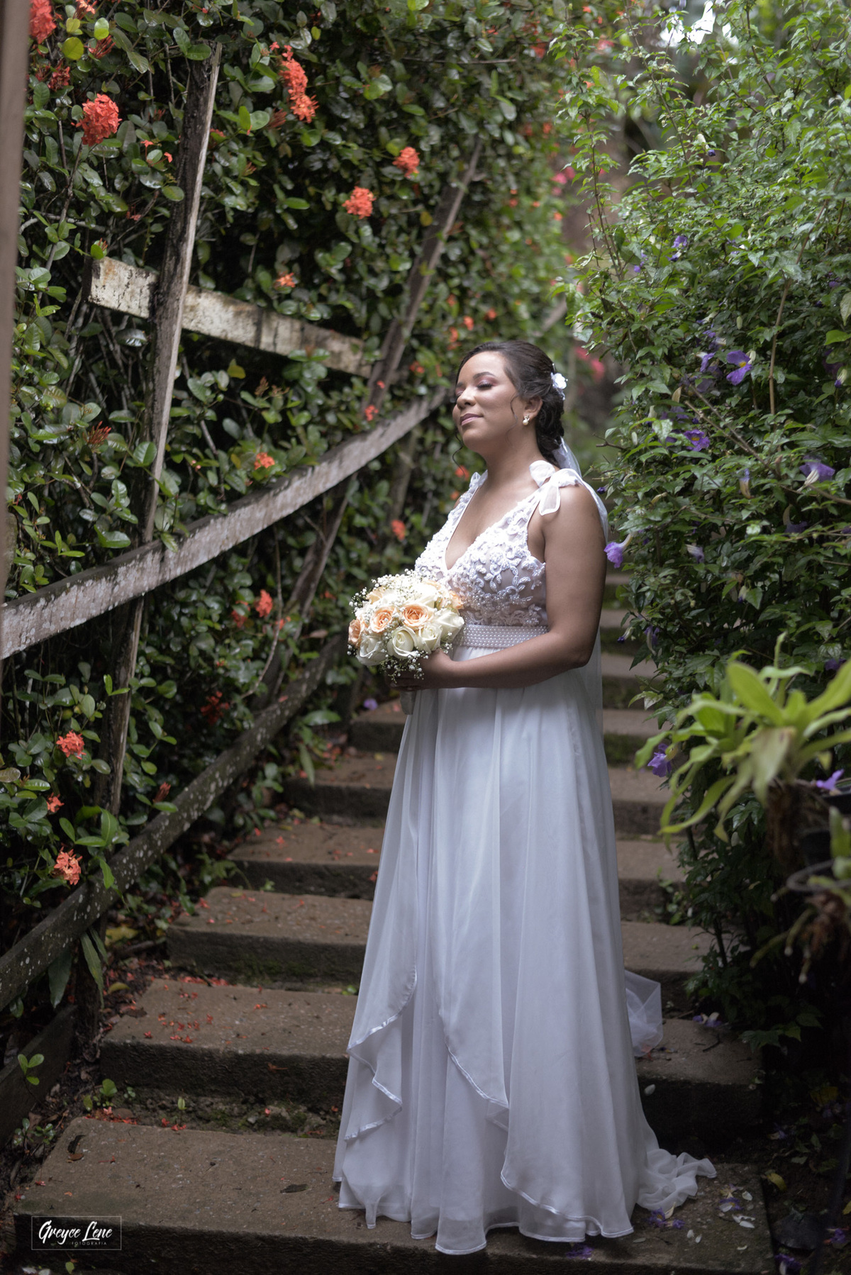 foto noiva em escada com fundo verde e florido ao ar livre porto velho rondonia fotografo de casamentos