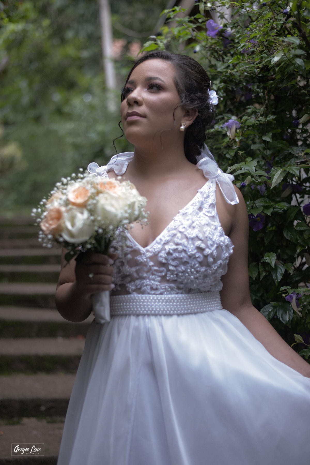 foto noiva em escada com fundo verde e florido ao ar livre porto velho rondonia fotografo de casamento