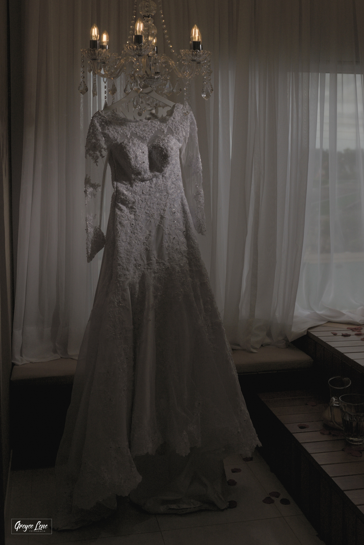 vestido da noiva pendurado no lustre