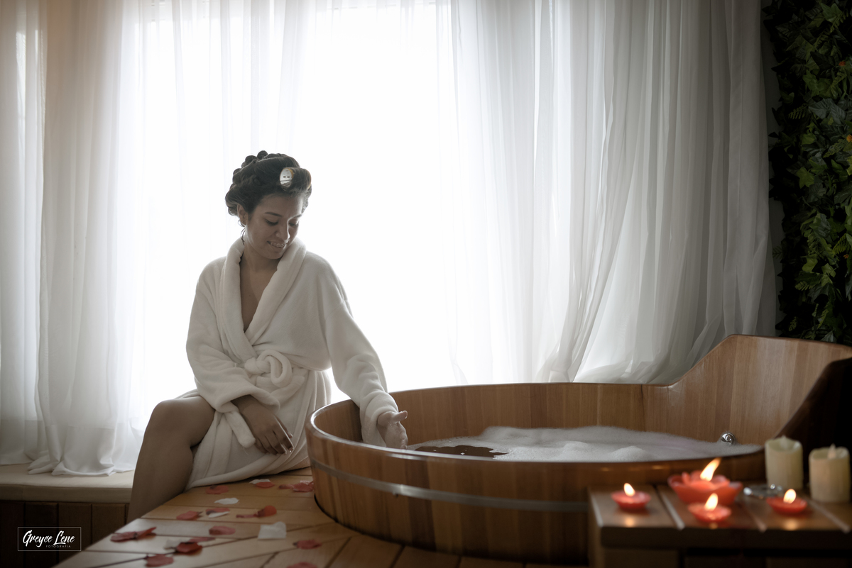 noiva sorrindo olhando para ofuro e e verificando a agua com a mão