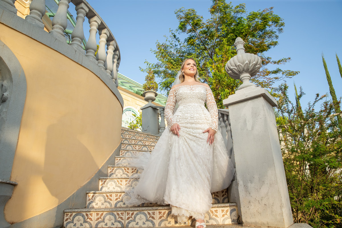 Já imaginando o momento da sua entrada para o grande dia da sua vida...Manú está descendo a escada da frente, segurando seu vestido, exibindo seu sapato Marianna Machado, olhando para o gazebo, onde seu amado noivo estará esperando por ela.