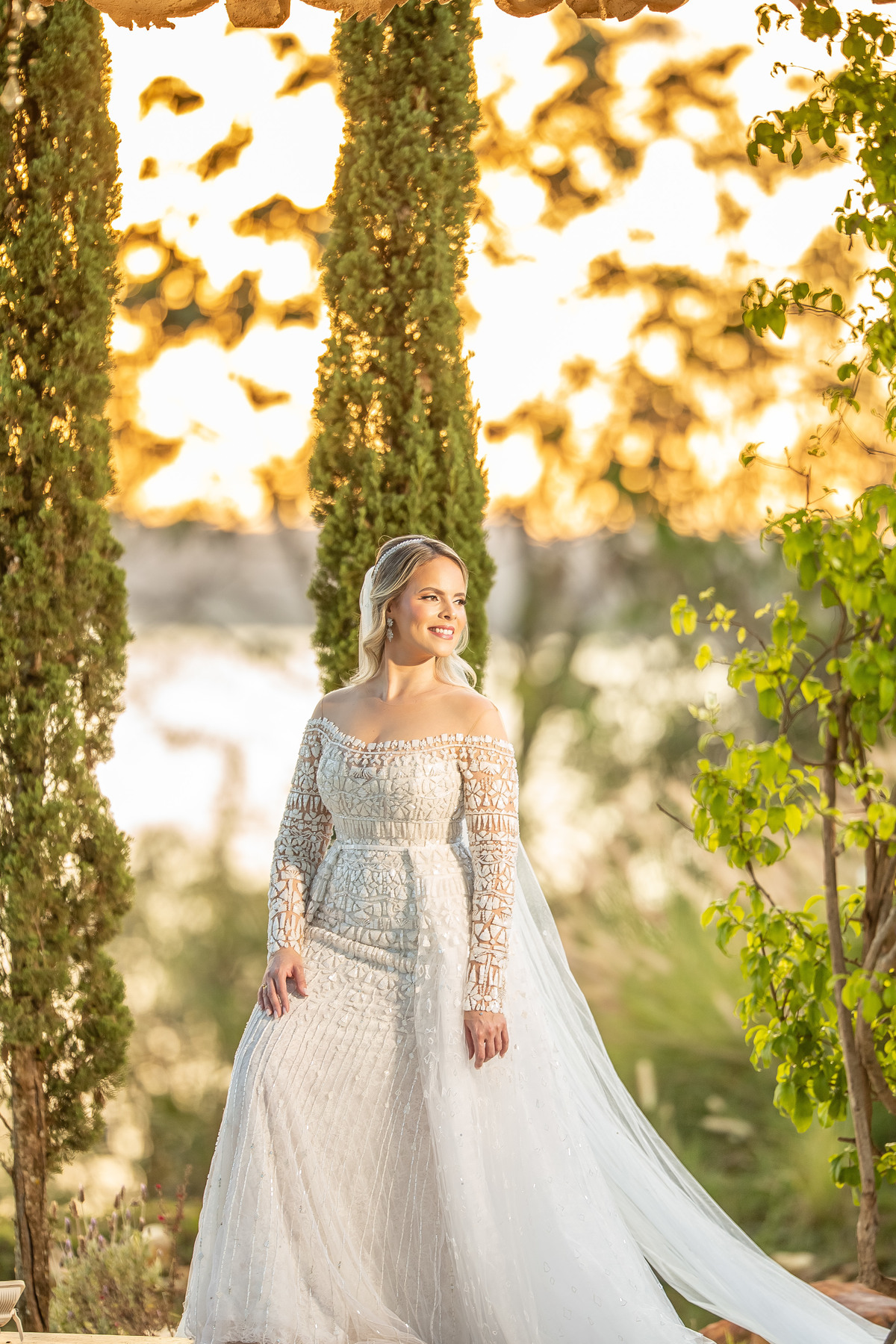 Foto linda...colorida, com o por do sol ao fundo, noiva linda, sorrindo, feliz e radiante imaginando seu grande dia e Sandro Andrade fotógrafo Brasilia, a combinação perfeita, um fotógrafo de um portfólio impecável, de técnicas incríveis como nesta foto.