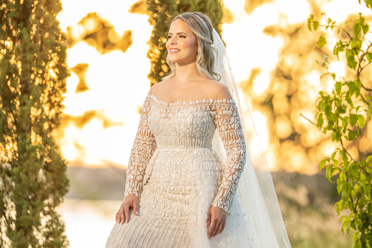 Nossa que retrato maravilhoso, na hora desta foto foi engraçado, a noiva disse, nossa estou linda! Manú está com as mãos nas pernas, o verde ao fundo e o por do sol único, porque DEUS é perfeito e todos os dias nos presenteia com amor.