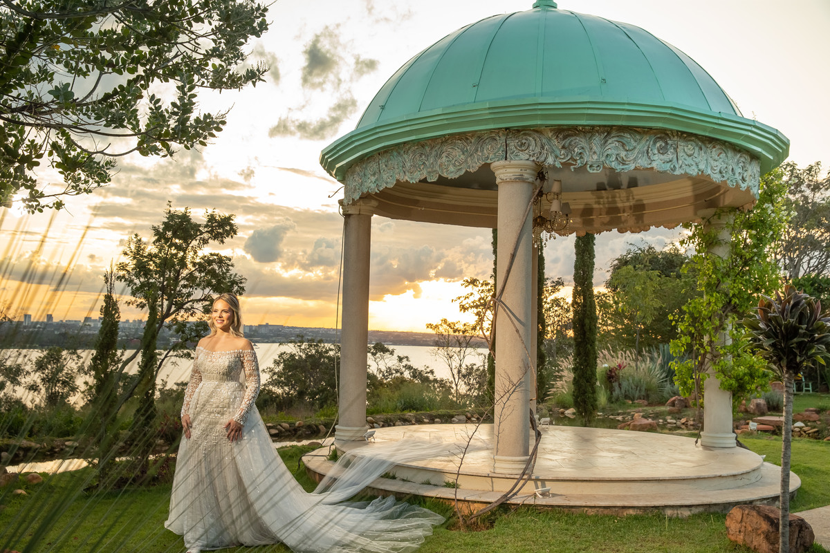 Na lateral do gazebo com o finalzinho do por do sol ao fundo, com muito verde, o lago Paranoá de fundo e um noiva linda no Giardino, Sandro arrasa em mais uma linda imagem dessa novinha, fotógrafo BSB ele arrasa em tudo que faz, amooo esse fotógrafo.