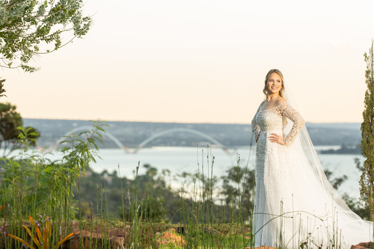 Ponte JK é um marco em Brasília e na Villa temos a vista dela, então não podíamos deixar de mostra-la juntamente com a noiva, que olha na direção da luz do sol.