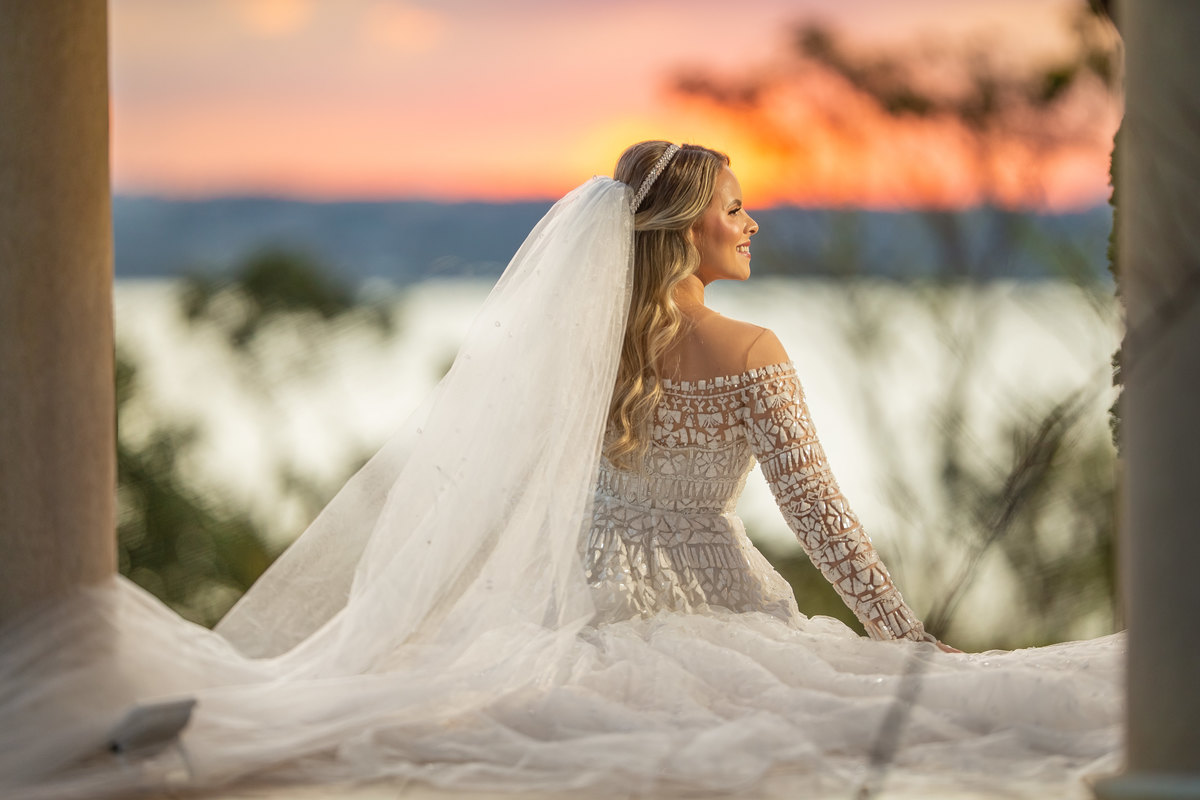 Uma sequencia de retratos da noiva, de tirar o fôlego...a noiva está de costas, sentada no gazebo, seu rosto lateral e ao fundo o crepúsculo no céu. 