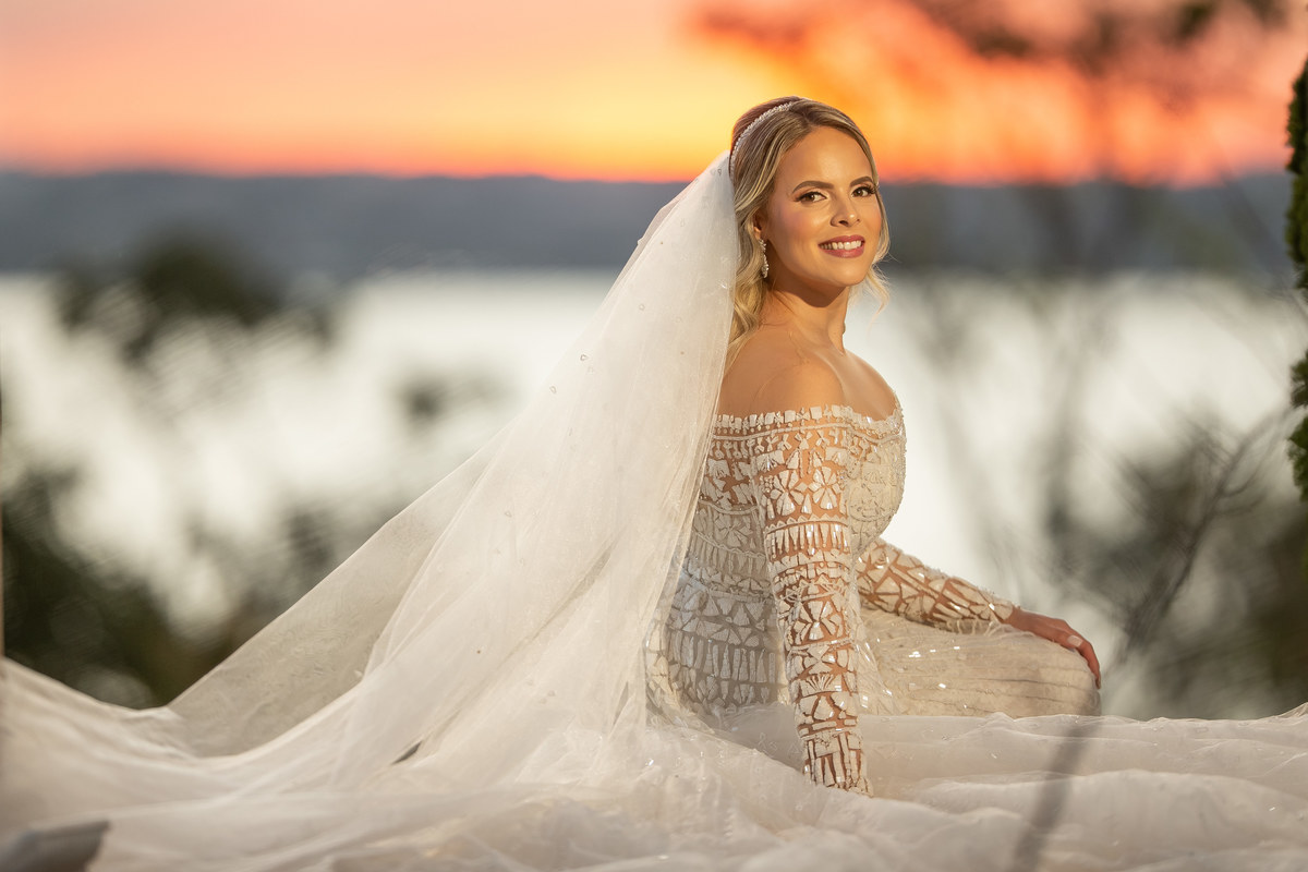 Com o crepúsculo do céu, Manú está sentada ainda, olhando para seu fotógrafo Sandro Andrade, um dos fotógrafos em Brasília mais renomado e famoso, especialmente por seu trabalho com luz e criador dessas lindas imagens.