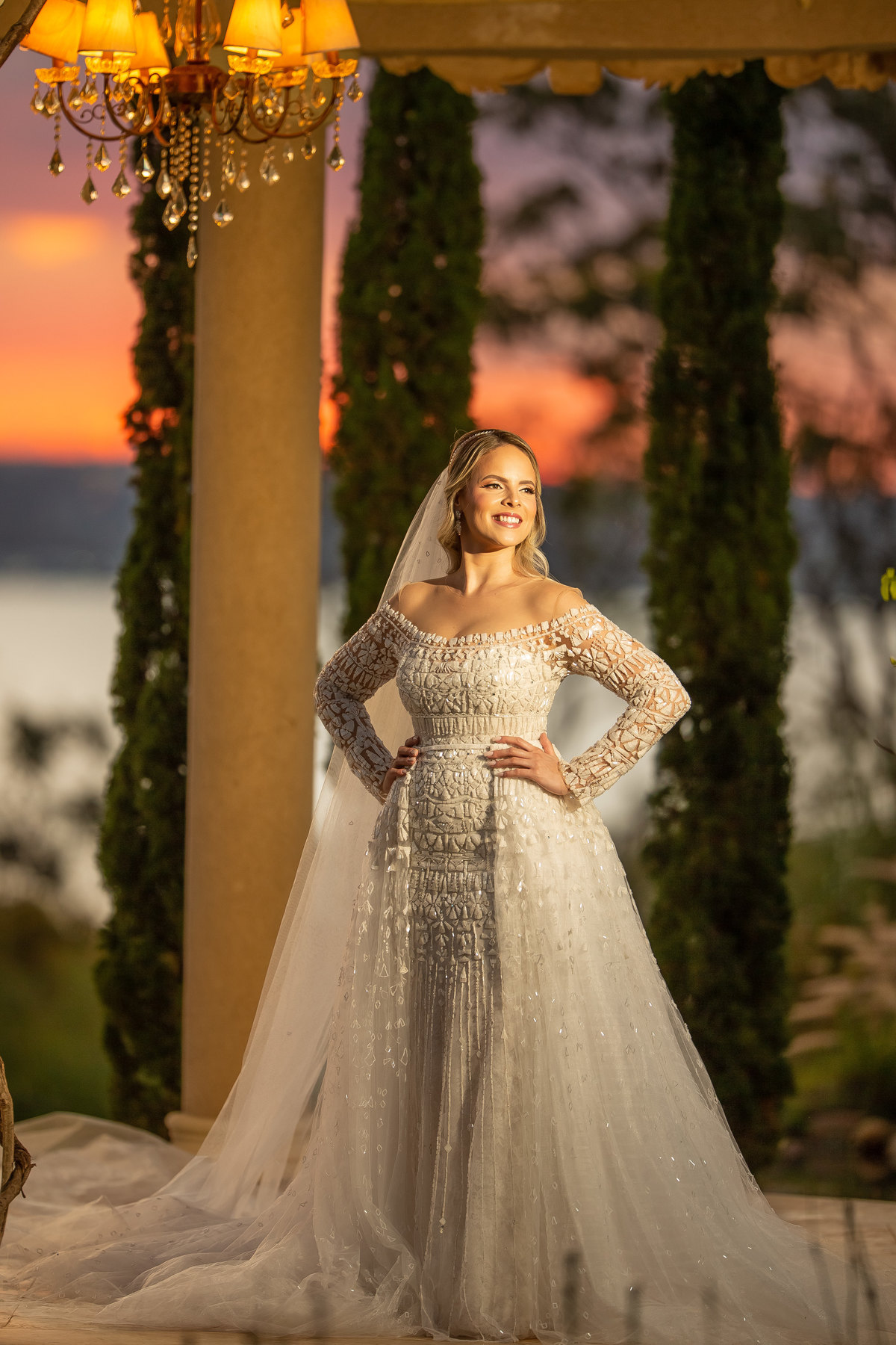 Uma linda série de retratos maravilhosos...Manú esta com as mãos na cintura, de lado, sorrindo e feliz.