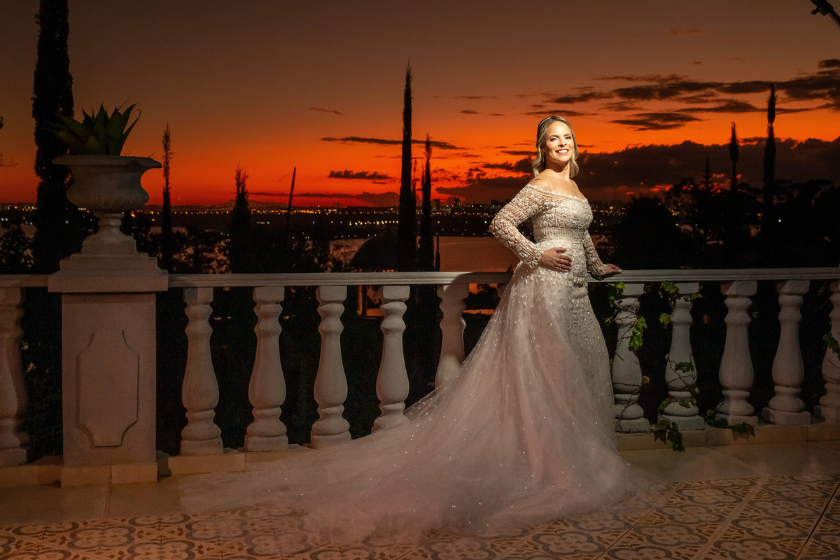 Que foto linda, o céu em tons vermelho e laranja, com o lago ao fundo refletindo e a noiva na frente feliz e empolgada, pois já havíamos terminado o ensaio e Sandro a chamou para registrar esse céu magnifico, que presente Manú recebeu do Nosso Criador.