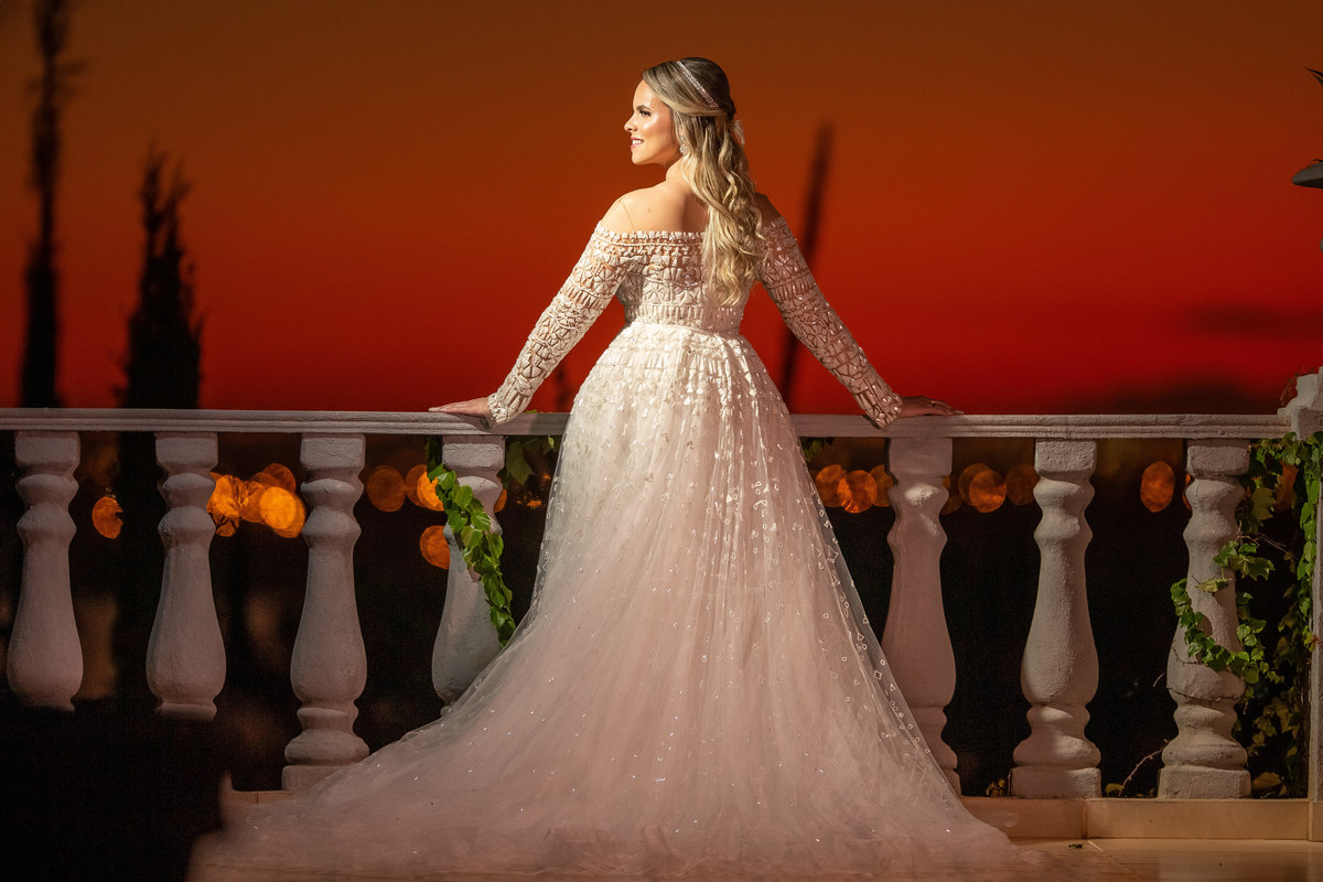 Um dos melhores fotógrafos de casamento Brasilia, Sandro Andrade é mestre na arte da fotografia por fotos como está, muitos diriam que nem daria mais para fotografar, mas ele vem e faz essa linda obra de arte, a noiva de costas e esse lindo céu vermelho.