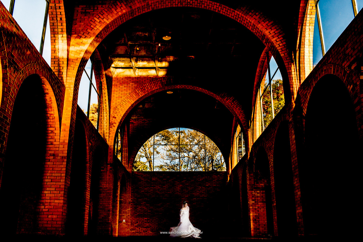 Um momento descontraido, onde ela roda em seu lindo vestido, noiva feliz, dia perfeito.