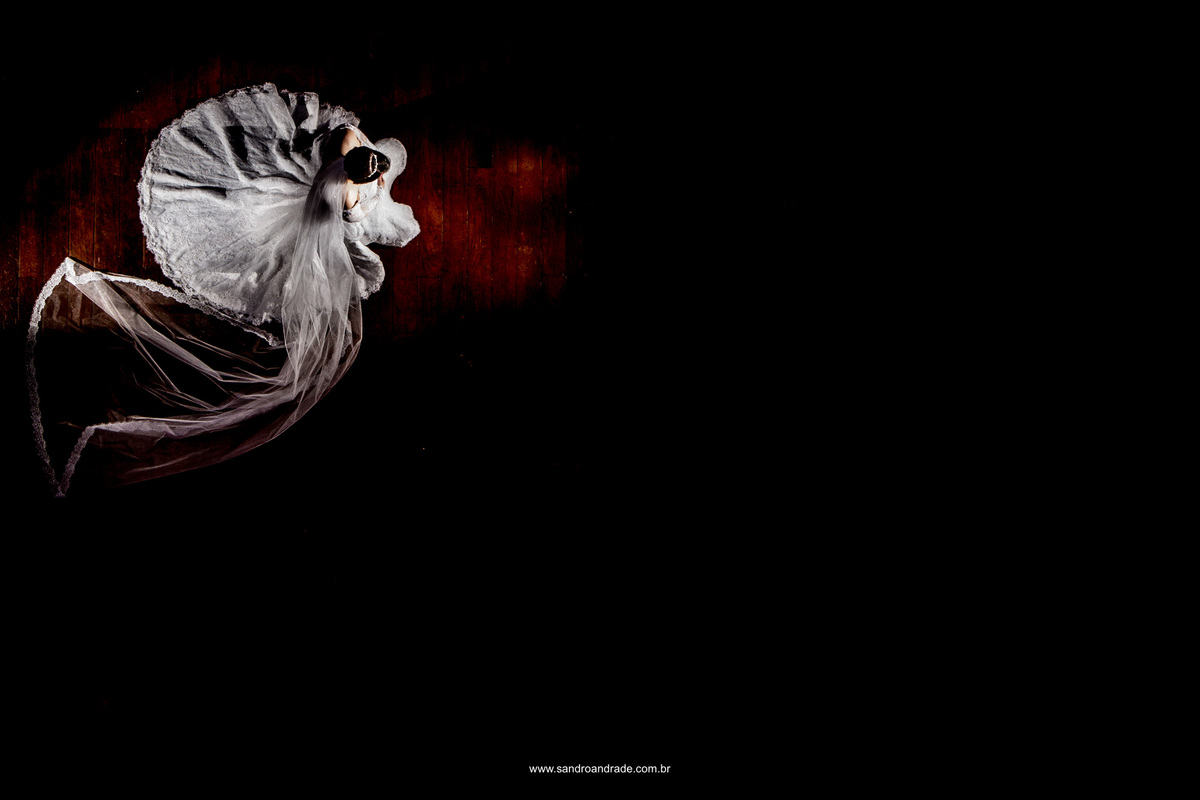 Linda fotografia da noiva caminhando pela casa, linda imagem feita por Sandro Andrade de cima da mansão dos arcos.