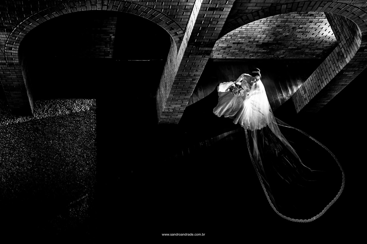 Natalia vestida de noiva, radiante e feliz em sua previa de noiva na mansão dos arcos, registrada pelo fotografo premiado Sandro Andrade.