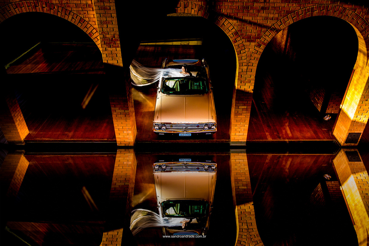 Lugar lindo de arquitetura exuberante e grandiosa, a mansao dos arcos foi o local escolhido pela noiva para fazer as fotografias de sua previa de noiva dentro de um lindo carro, luz, reflexo e os ventos ajudam a compor esta linda fotografia colorida.